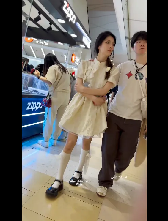 Clip: Dưới váy gái xinh khi đi cùng bạn trai