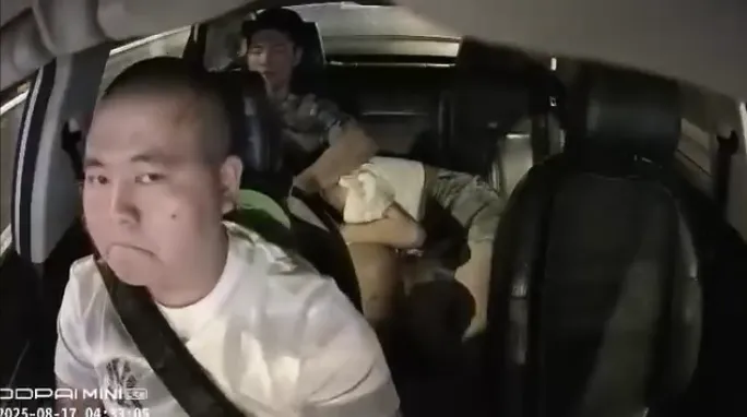 Clip: Khách bú cặc trên taxi, bác tài đang cay =))